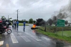 Militantes hostilizam sacerdote em manifestação: "Se é padre, é petista"