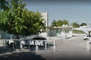 Polícia chegou ao local e encontrou homem com duas pedras nas mãos