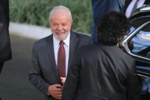 Com 14 ministérios a mais, equipe de Lula garante que não haverá aumento dos gastos públicos