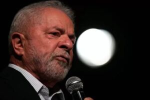 Lula passa por avaliação médica