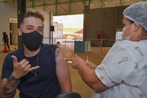 Saúde libera quarta dose da vacina contra a Covid-19 para quem tem 25 anos