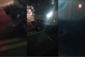 Acidente evolvendo micro-ônibus deixa motociclista em estado grave em Coxim