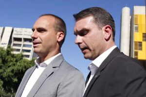 Filhos de Bolsonaro vão a embaixada pedir cidadania italiana