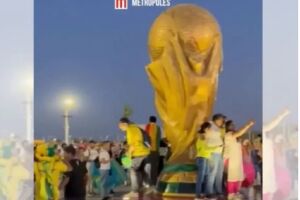 Torcida brasileira faz festa em Doha antes do jogo entre Brasil e Suíça