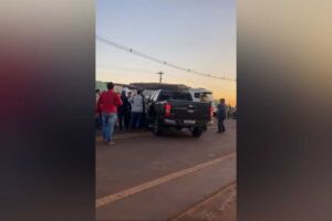 Motorista fura bloqueio e quase é agredido por manifestantes na fronteira (vídeo)