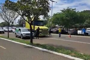 Caminhão pegou a lateral do veículo de manifestante na Duque de Caxias