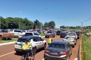 Manifestações toma ruas e avenidas em Dourados (vídeo)