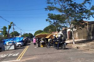 Enquanto fecha olhos pra golpistas na Duque, fiscalização multa feira livre da Vila Carvalho