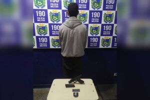 Assaltante é preso ameaçando policiais com arma de brinquedo