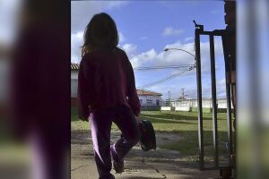 Criança denunciou o vizinho para a escola