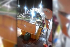 Carrinho ficou destru&iacute;do ap&oacute;s ventania deste domingo