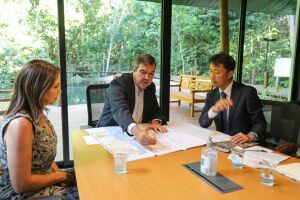 Riedel trata de relações comerciais, convênios e intercâmbios com embaixador do Japão