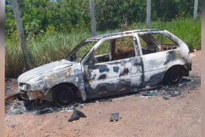 Carro ficou totalmente destruído