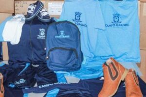 Uniforme escola entregue aos alunos