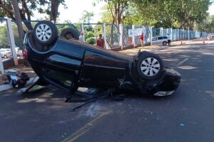 Carro capotou na avenida Filinto Muller