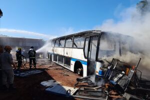 Incêndio em pátio de desmanche destrói ônibus em Bataguassu