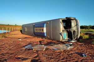 Ônibus com bolivianos tomba na MS-040 e deixa 5 feridos