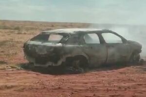 Carro ficou completamente destruído