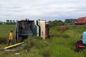Ônibus tombou às margens da pista