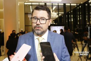 Pollon critica STF e causa polêmica em discurso contraditório