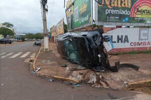 Batida entre dois carros termina em capotamento em Dourados