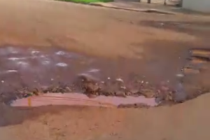 Em rua esburacada, moradora compara luxo em bairros nobres com descaso na periferia