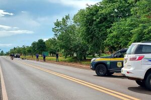 Acidente envolveu um carro e uma moto