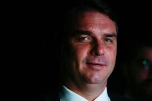 Senador Flávio Bolsonaro teria sido deixado pra 'escanteio' pelo pai e pelo irmão