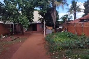 Vítima foi atingida por tiros após invadir uma residência