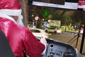 Papai Noel dirige até a cidade do Natal