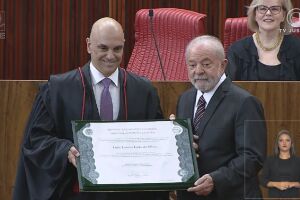Lula recebe diploma de Alexandre de Moraes 