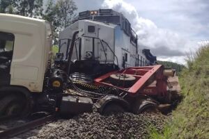 Caminhão enrosca em trilho e é arrastado por trem no Paraná