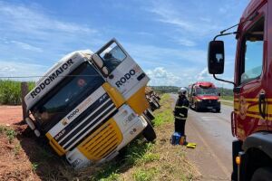 Carreta tomba em valeta na MS-134 entre Bataiporã e Nova Andradina