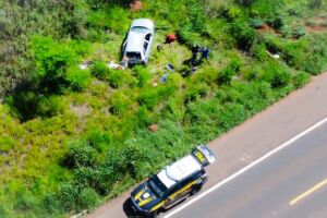 Gêmeos tiveram ferimentos graves; um foi arremessado para fora do veículo no capotamento
