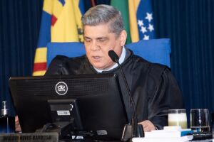 Neves teria agido em favor de João Amorim 