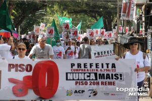 Professores realizam passeata e pedem pagamentos