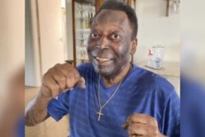 Após internação, Pelé manda recado para fãs