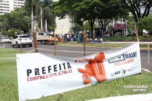 Prefeita Adriane Lopes cercou canteiro em frente a Prefeitura