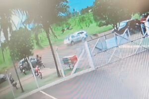 Motociclista foi arremessado vários metros à frente do carro
