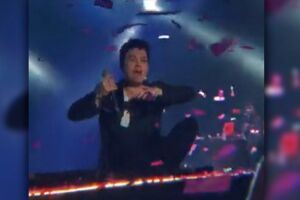 Luan Santana cai durante show em São Paulo (vídeo)