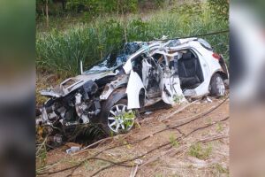 Carro ficou completamente destruído