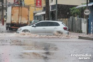 Chuvas deixam ruas alagadas