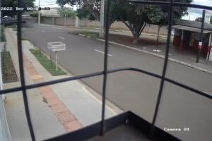 Câmera registrou momento que caminhão invade preferencial e mata motociclista na Salgado Filho 