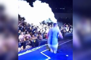 Pela segunda vez, buraco se abre em palco e DJ Kevin cai em show em MS (vídeo)