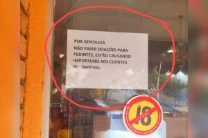 Anúncio está fixado na entrada da padaria