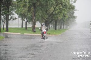 Chuva chega e alivia calor em Campo Grande; MS segue com alerta de temporal (vídeo)