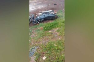 Motociclista fica inconsciente após sofrer queda em avenida no Jardim Carioca