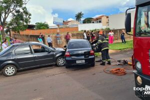 Prisma e Renault Logan se chocaram nas ruas Caxias do Sul e Dr. Meireles