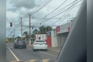 Motorista dirige com criança no teto solar de carro e fura sinal na Guaicurus (vídeo)