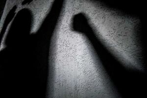 Homem se aproveita de festa pr&eacute;-carnaval e assedia mulher